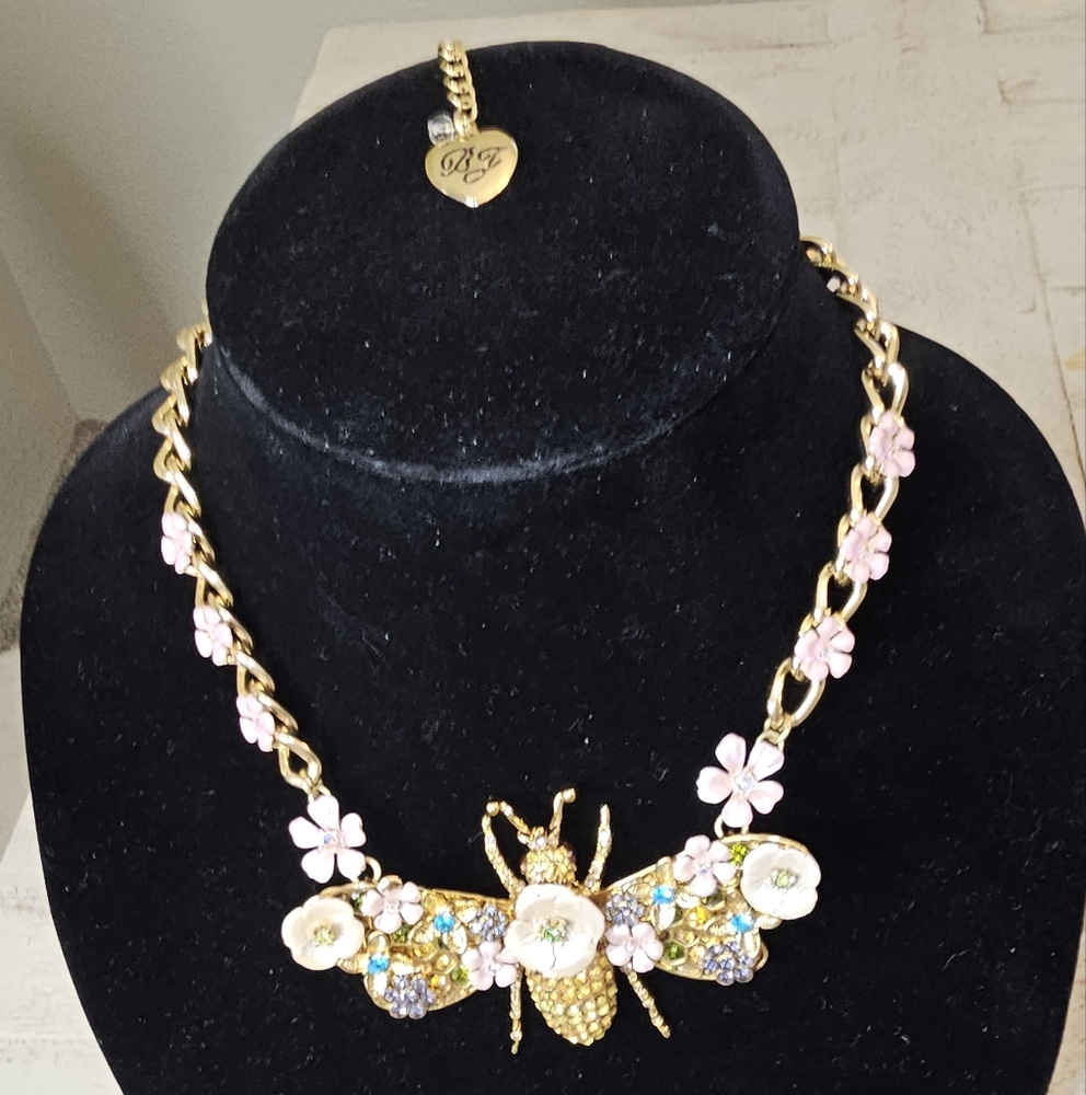 Betsey Johnson Bumble Bee Necklace - Picture 7 of 7